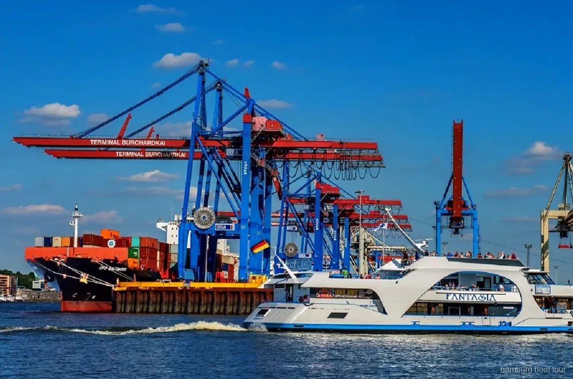 Villen im Treppenviertel Blankenese vom Wasser aus bei einer Bootstour Hamburg