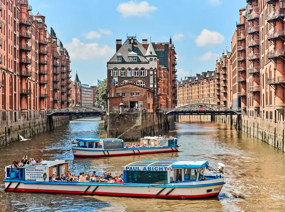 Blick in die Speicherstadt-Kanäle während einer Hafenrundfahrt Hamburg