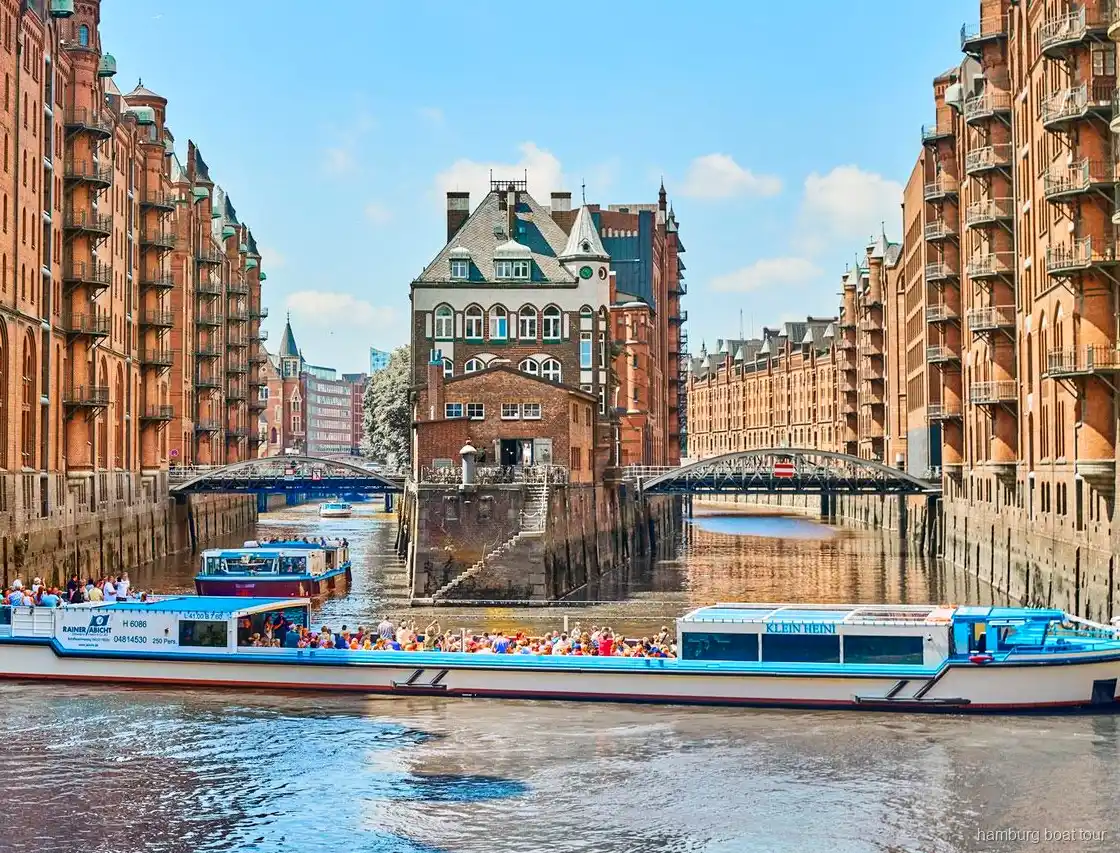 Passagiere an Deck während der Hafenrundfahrt Hamburg Speicherstadt