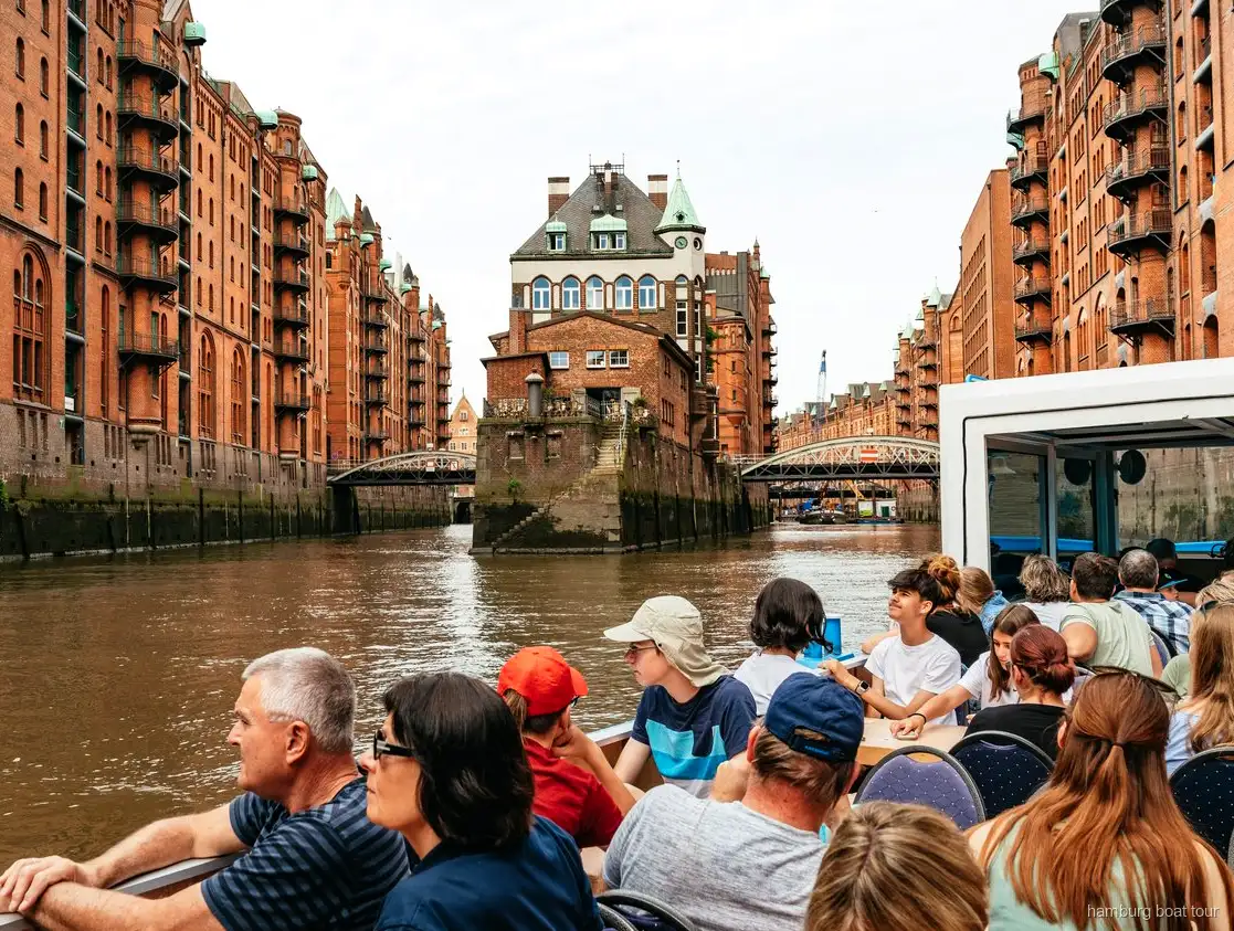 Speicherstadt-Kanäle während der 2-stündigen XXL Hafenrundfahrt Hamburg