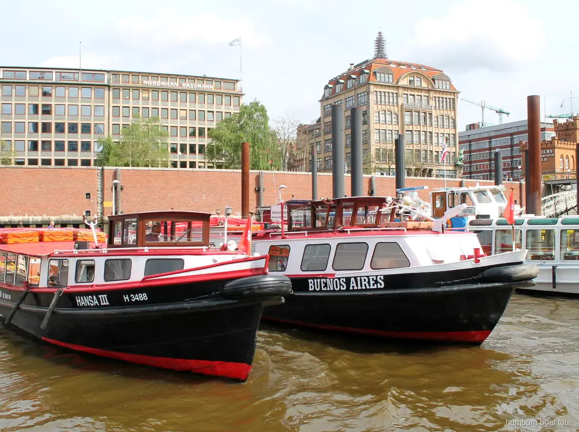 Boat departing the Binnenhafen pontoon on a budget Hamburg harbor cruise