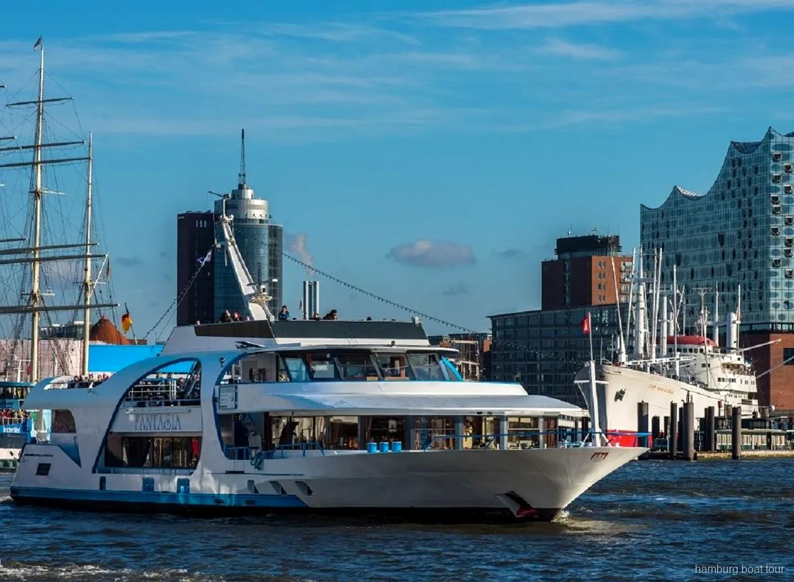 Fartyg på väg mot Blankenese på en sightseeingtur i Hamburgs hamn