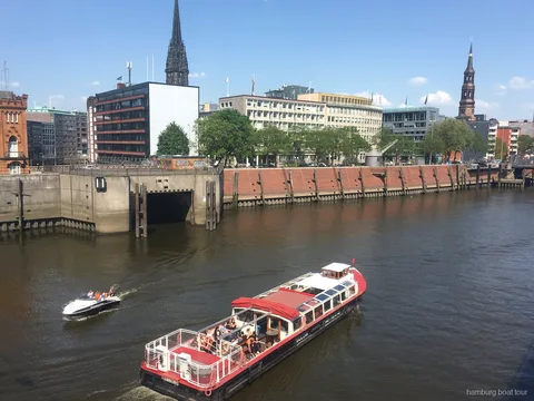Speicherstadts magasinfasader sedda från en hamnrundtur vid HafenCity i Hamburg