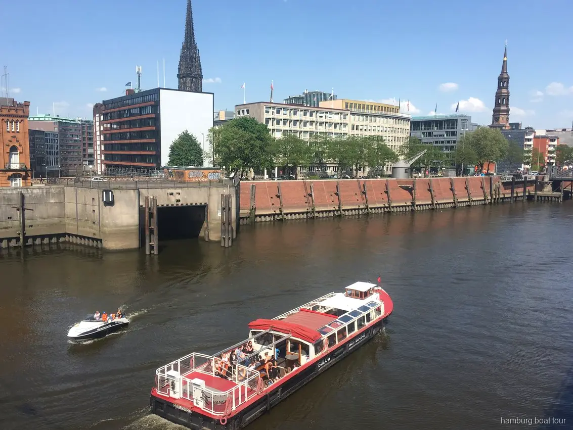 Speicherstadts magasinfasader sedda från en hamnrundtur vid HafenCity i Hamburg