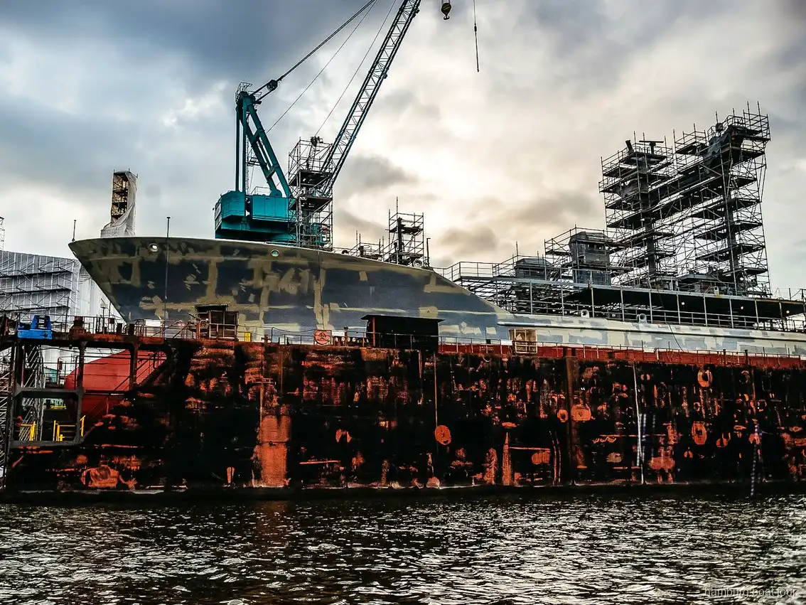 HafenCitys kajer på en budgetvänlig hamnrundtur i Hamburg
