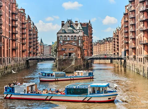 Utsikt över Speicherstadts magasinkanaler från en hamnrundtur i Hamburg