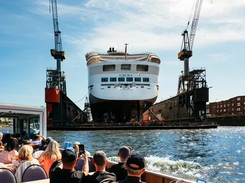 Containerfartyg sett från en hamnrundtur med Speicherstadt i Hamburg