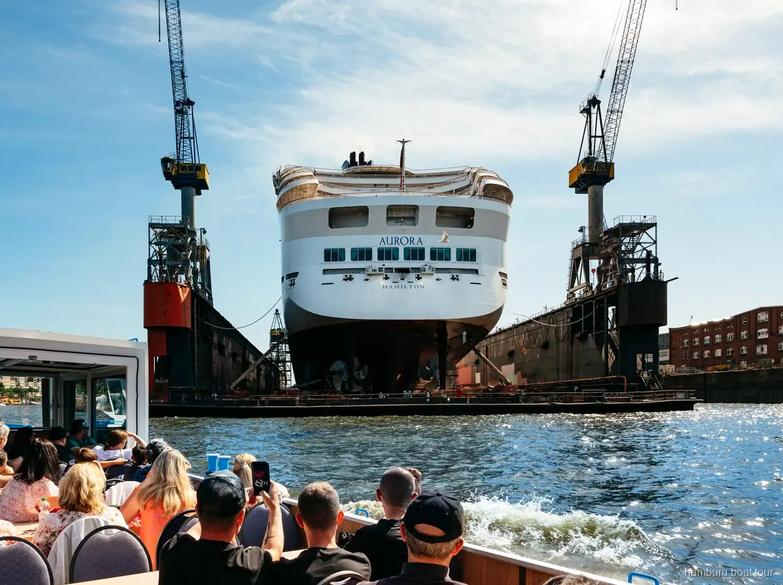 Containerfartyg sett från en hamnrundtur med Speicherstadt i Hamburg
