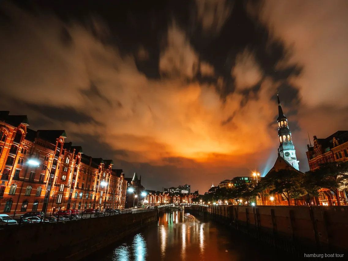 Traditionele Barkasse vertrekt voor een avondvaart in de haven van Hamburg