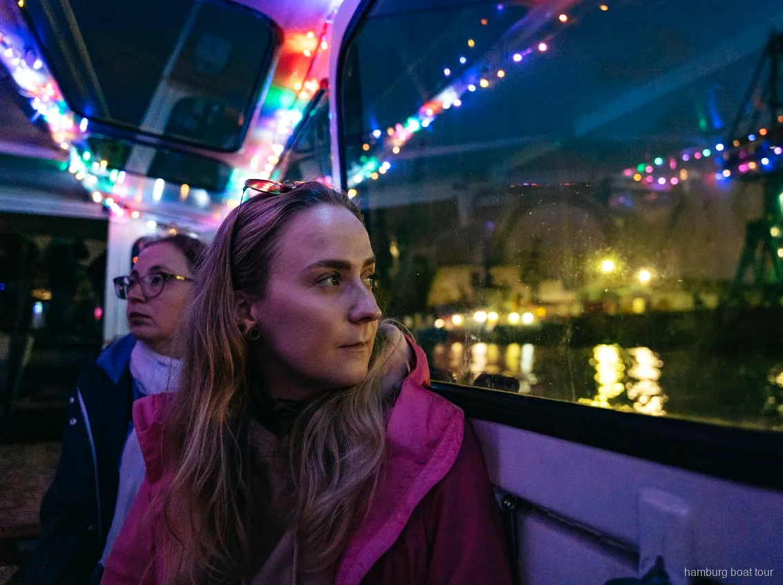 Verlichte skyline van Hamburg tijdens een avondvaart op de haven