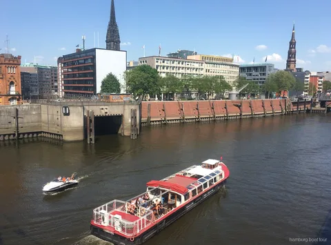 Pakhuisgevels van Speicherstadt gezien tijdens een havenrondvaart in HafenCity
