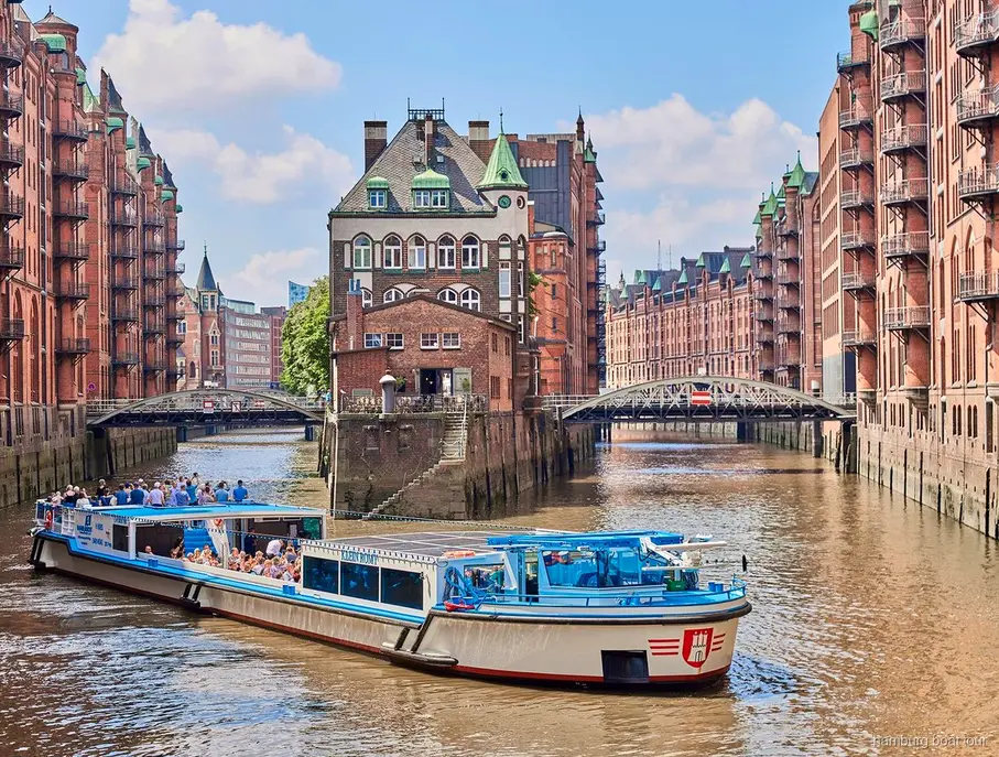 Barkasse boot tijdens een havenrondvaart door Speicherstadt in Hamburg