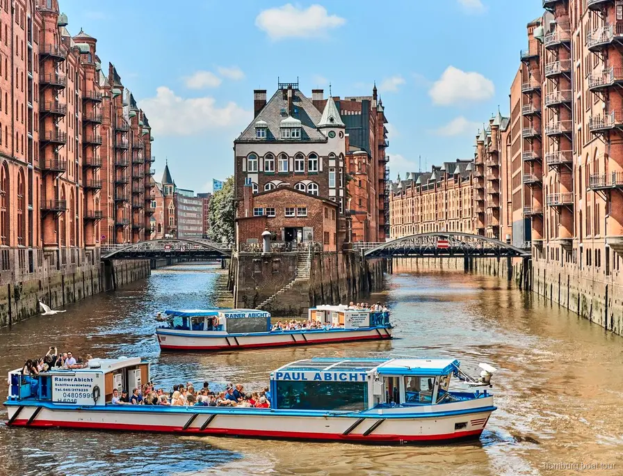 Uitzicht op de grachten van Speicherstadt tijdens een havenrondvaart in Hamburg