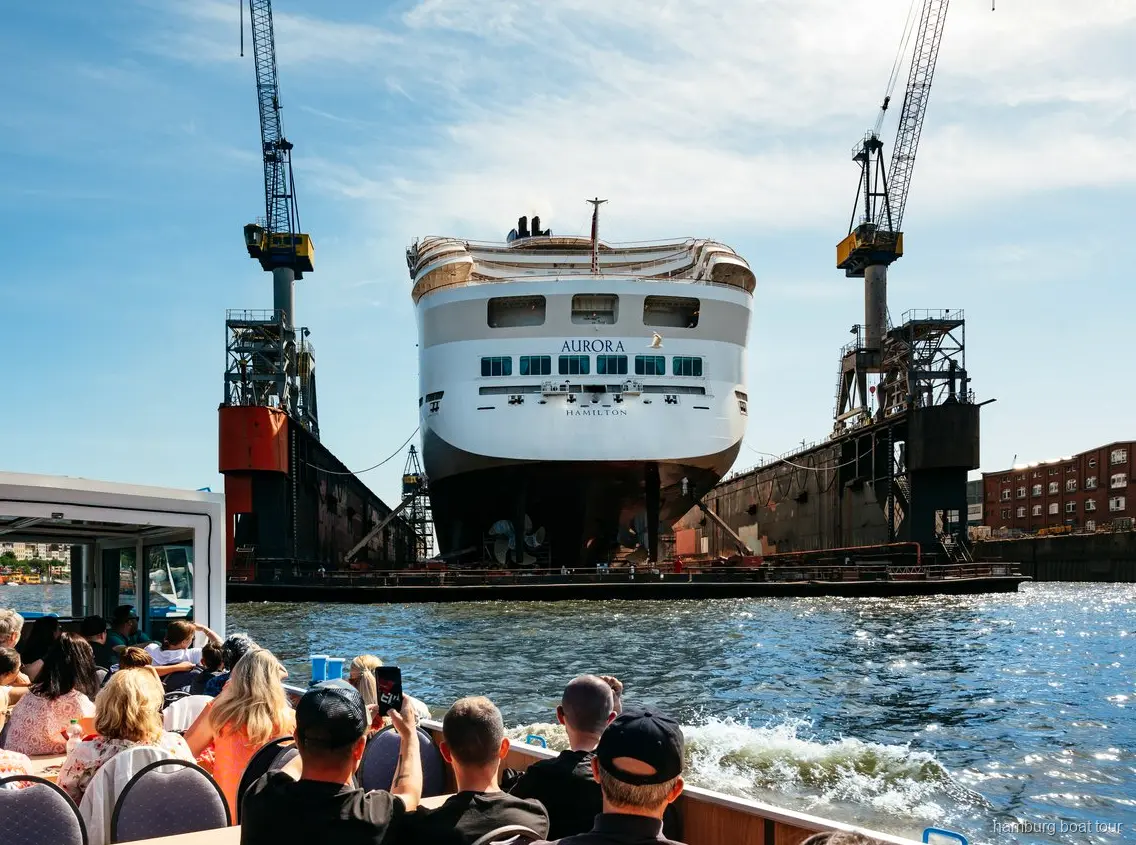 Containerschepen gezien tijdens een havenrondvaart door Speicherstadt