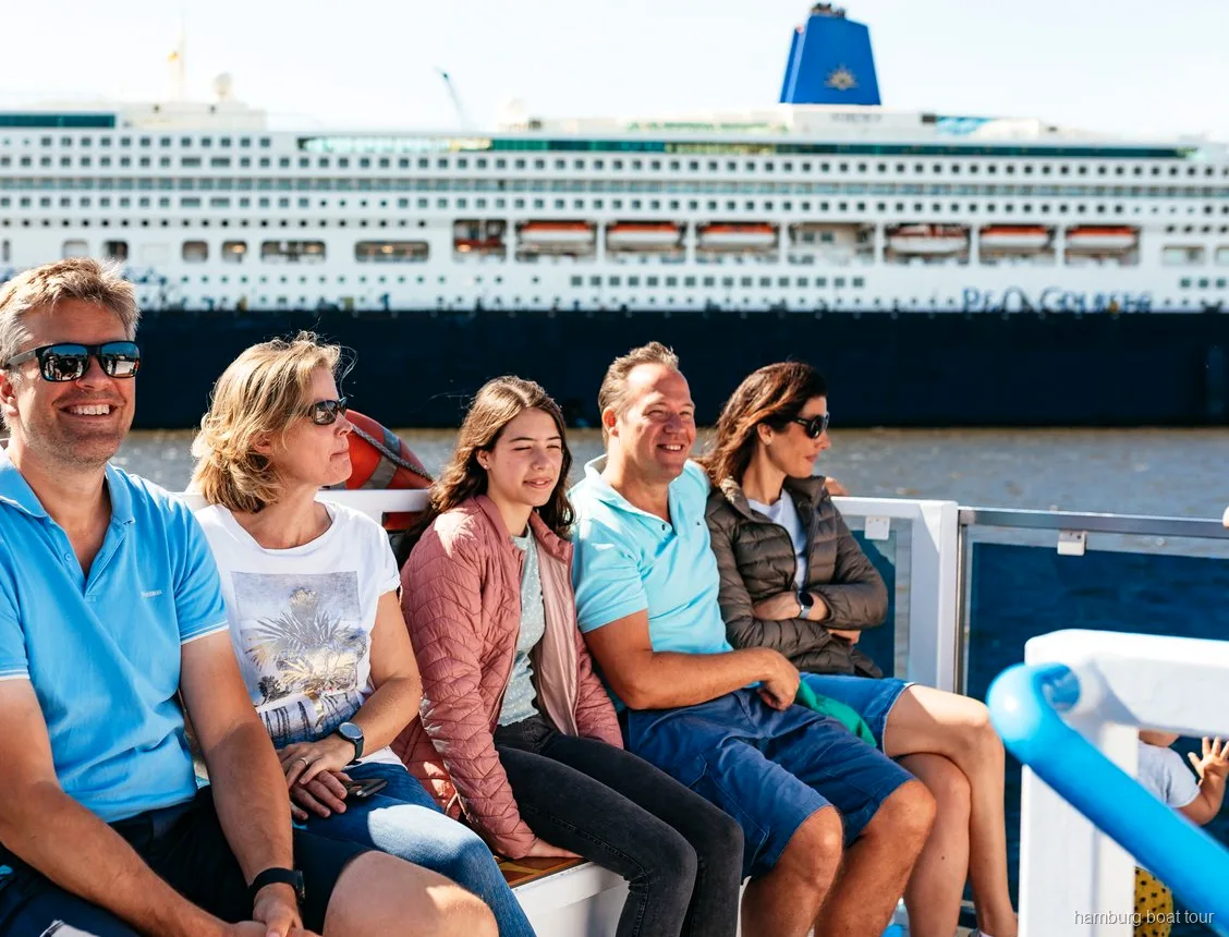 Kade van HafenCity gezien tijdens een havenrondvaart overdag in Hamburg