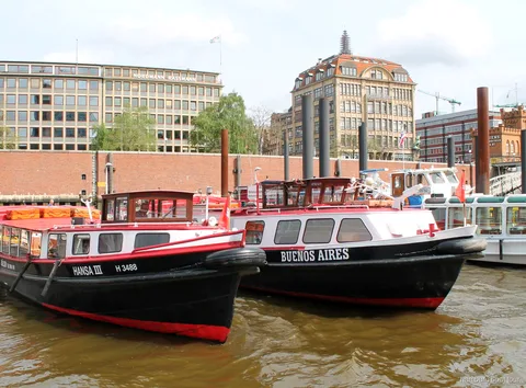 Båd afgår fra pontonen i Binnenhafen på en billig havnerundfart i Hamborg