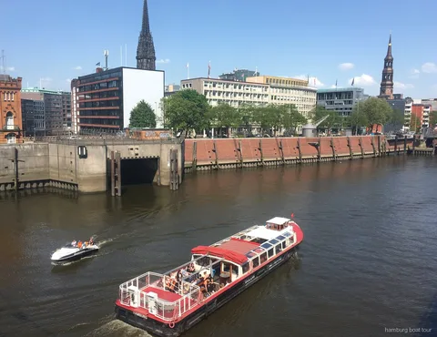 Speicherstadts pakhusfacader set fra en havnerundfart ved HafenCity i Hamborg