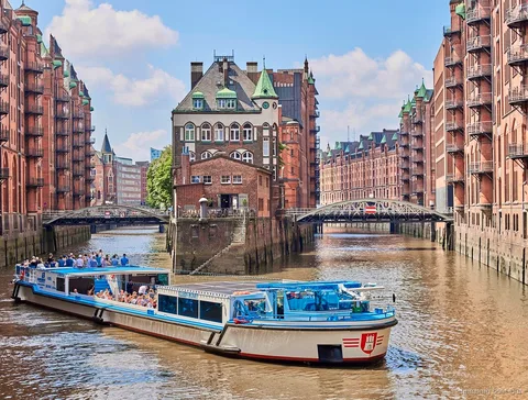 Barkasse på en havnerundfart med Speicherstadt i Hamborg