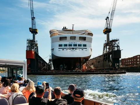 Containerskibe set fra en havnerundfart med Speicherstadt i Hamborg