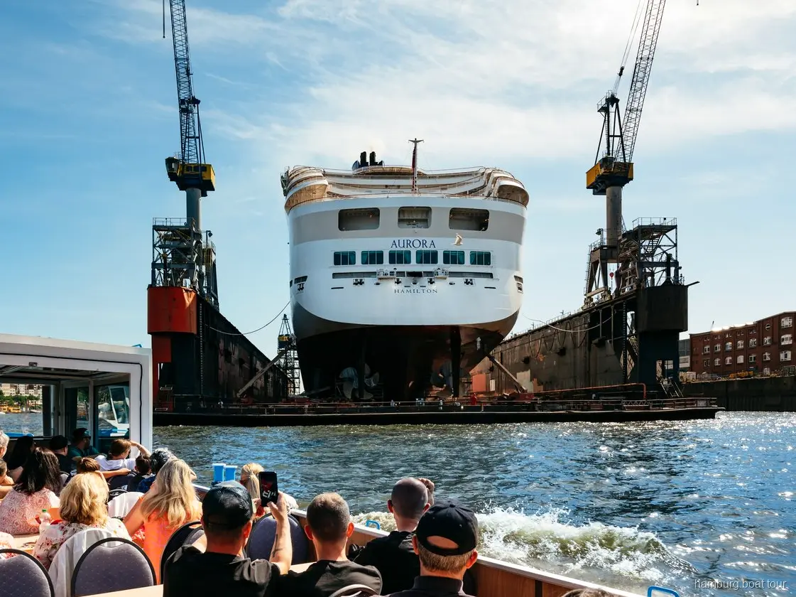 Containerskibe set fra en havnerundfart med Speicherstadt i Hamborg