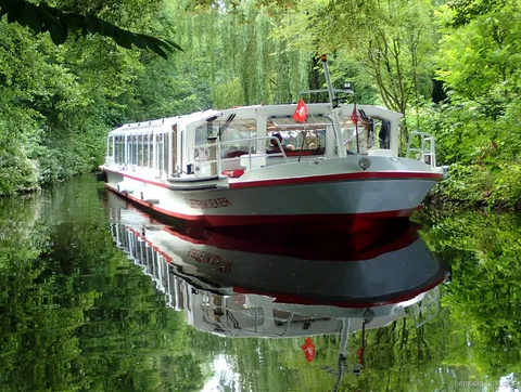 Grønne bredder og kolonihaver på kanalrundfarten på Alster i Hamborg