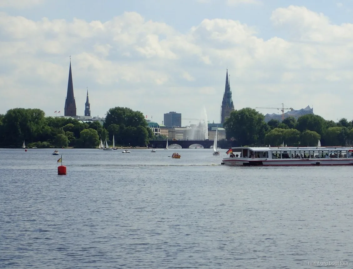 Skjulte parker set fra vandet på en kanalrundfart på Alster i Hamborg
