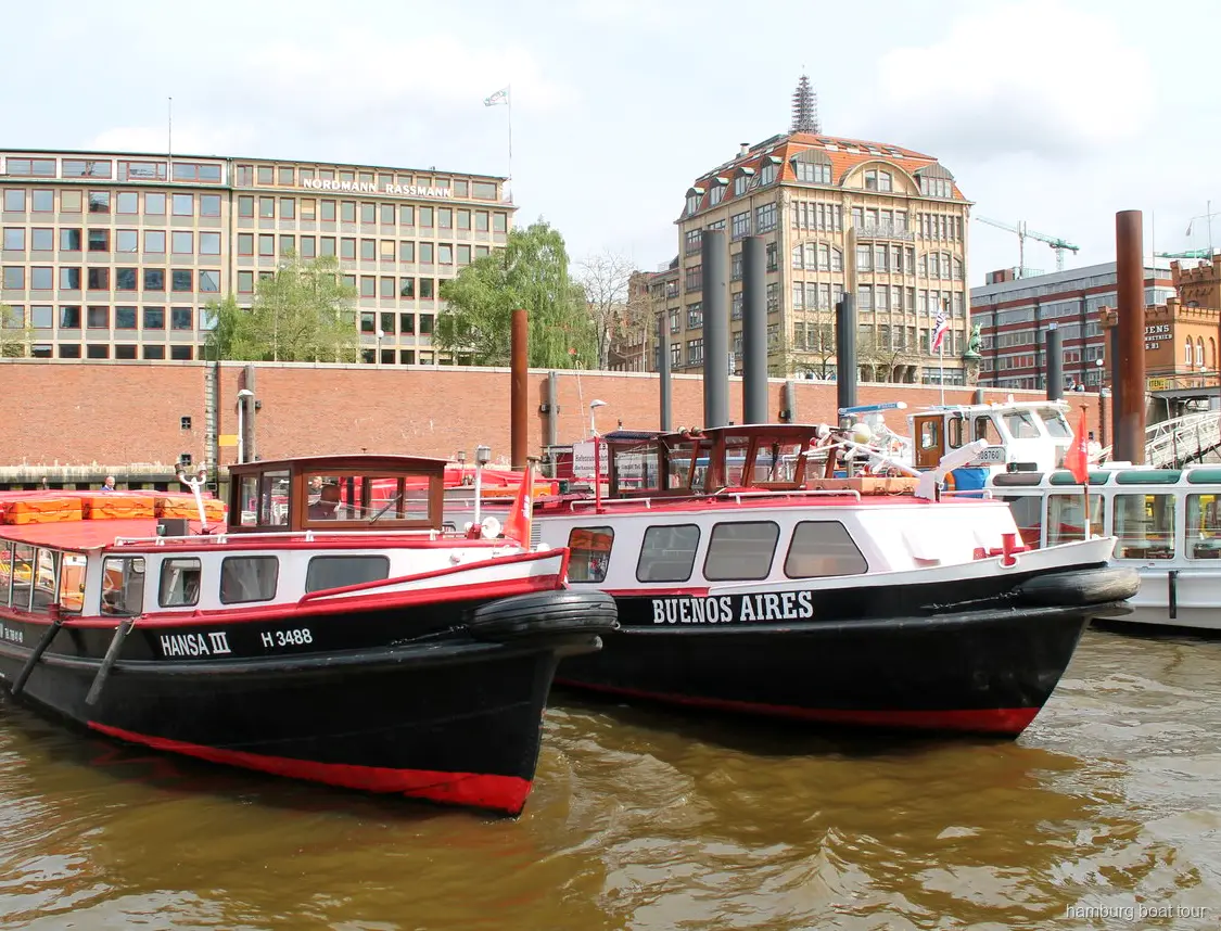 Boot legt vom Binnenhafen ab bei der kleinen Hafenrundfahrt Hamburg