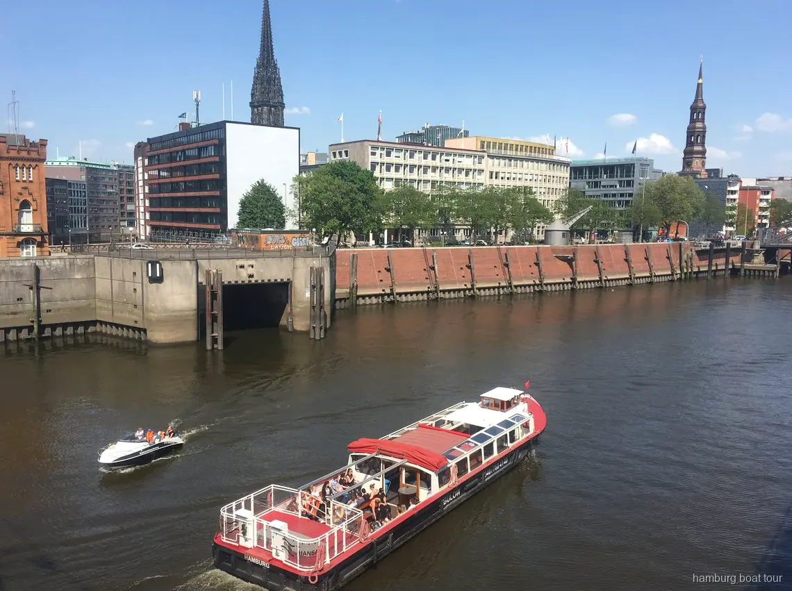 Speicherstadt-Fassaden während der kleinen Hafenrundfahrt Hamburg