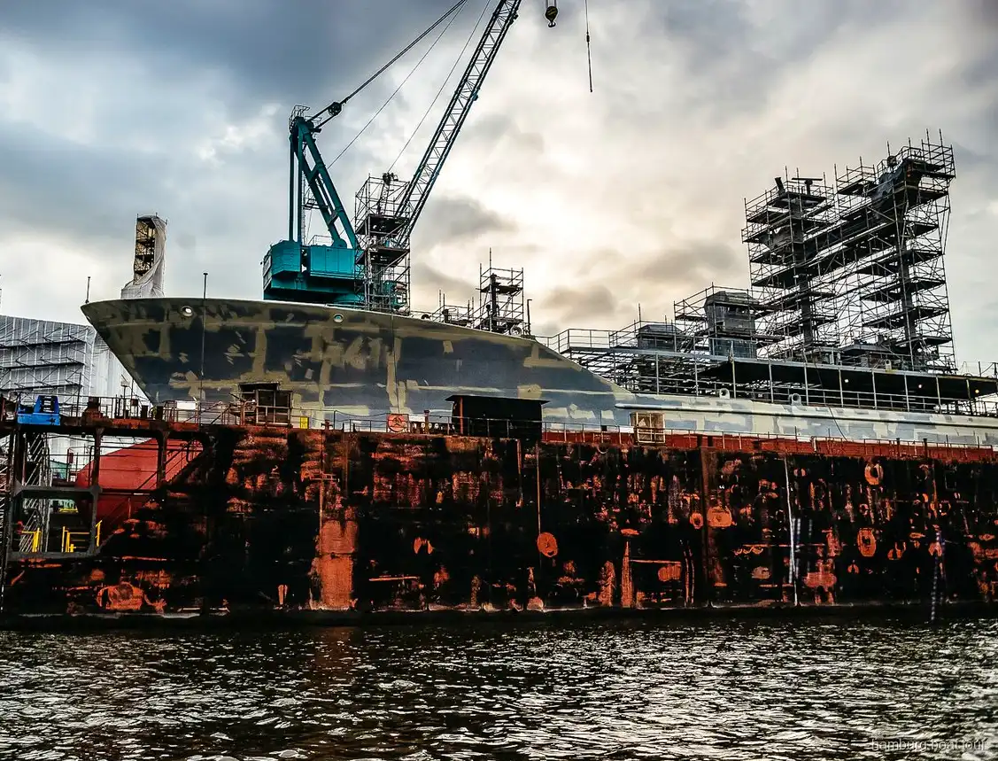 HafenCity Kaianlagen bei einer günstigen Hafenrundfahrt Hamburg