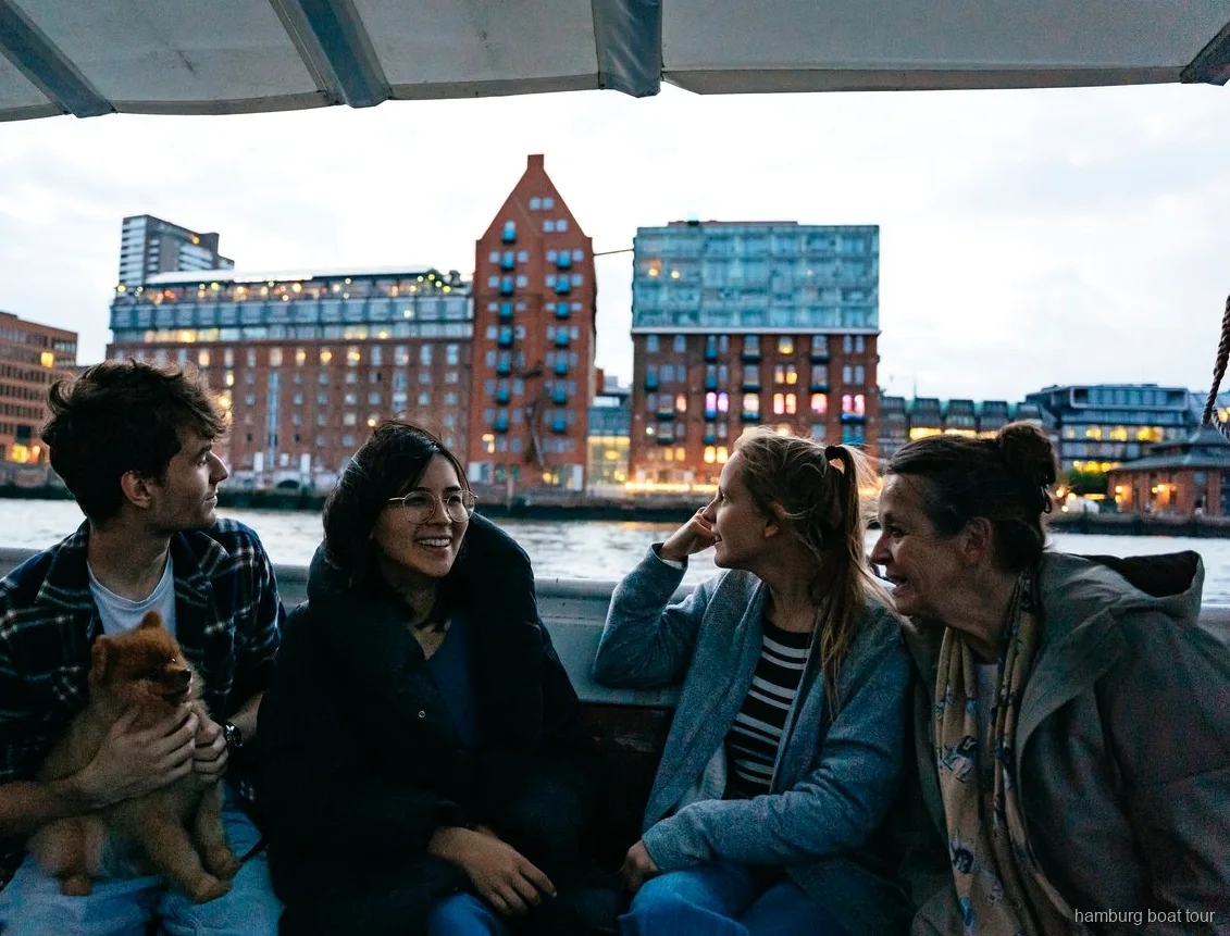 Upplysta containerkranar sedda från en kvällspråmtur i Hamburg