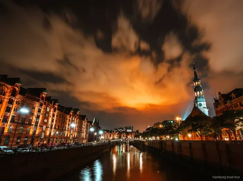 Traditionelle Barkasse legt ab bei einer Lichterfahrt Hamburg