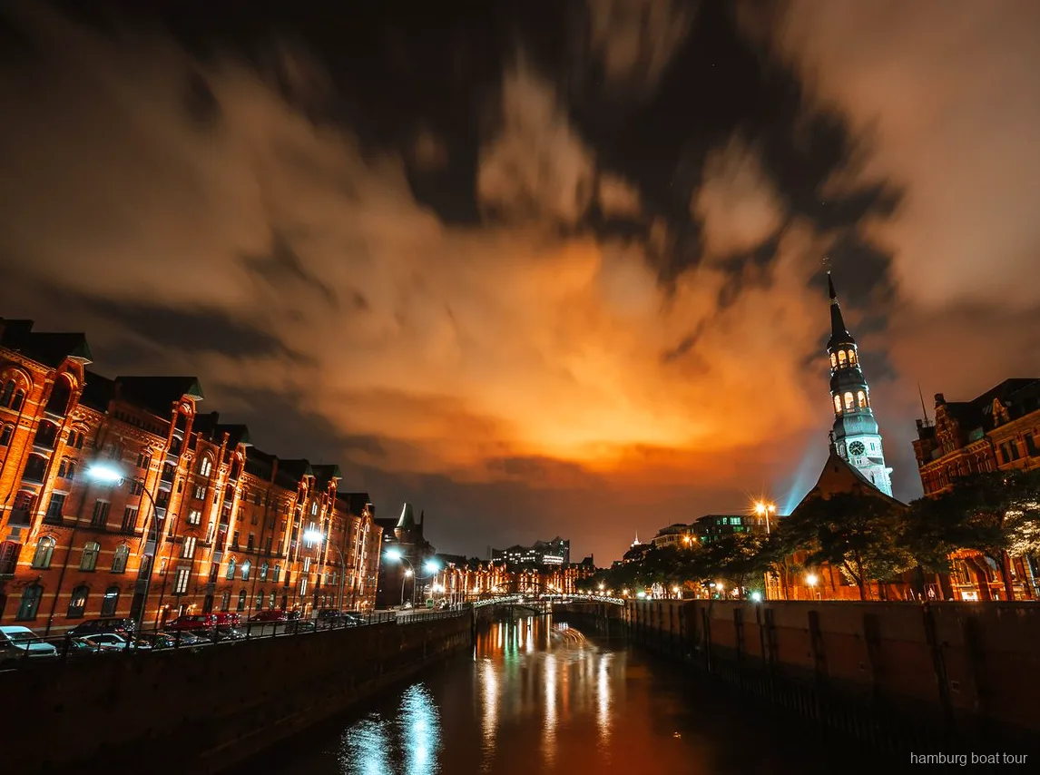 Traditionelle Barkasse legt ab bei einer Lichterfahrt Hamburg