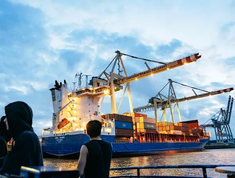 Passagiere an Deck während der Lichterfahrt Hamburg
