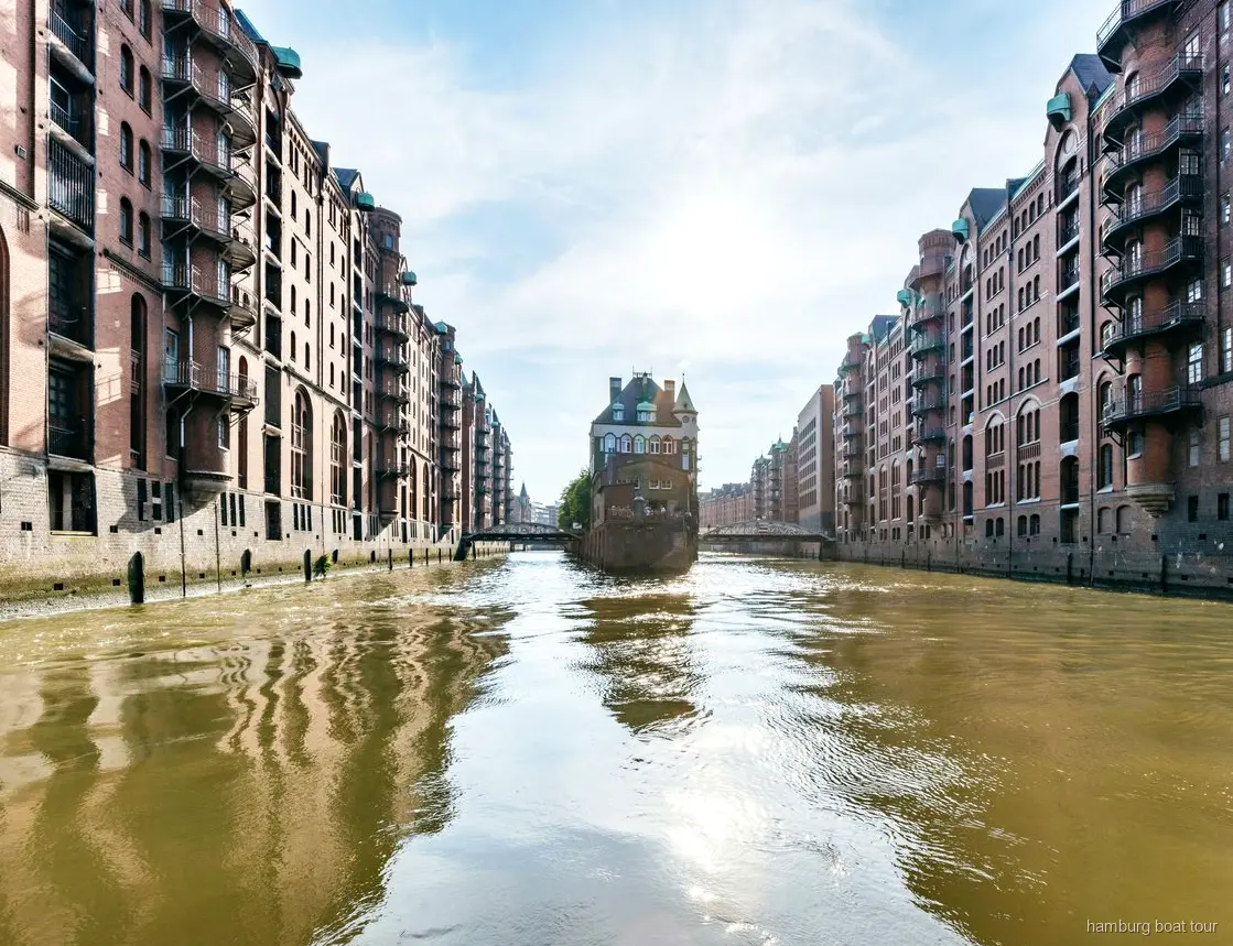 Passagerare som njuter av vin på det öppna däcket av en hamnrundtur i Hamburg