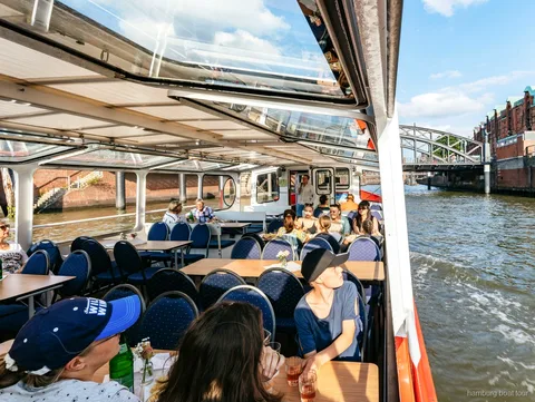 Vin og ost serveret ombord på en solnedgangsrundfart i Hamborg havn