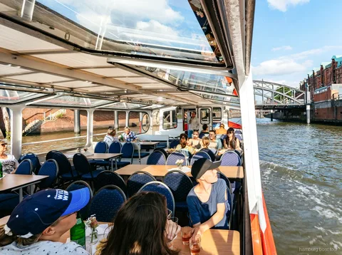 Wein und Käse an Bord bei einer Hafenrundfahrt Hamburg bei Sonnenuntergang