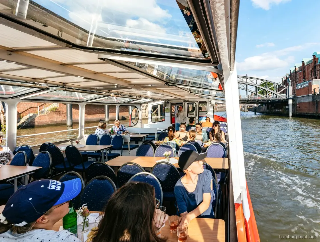 Wijn en kaas geserveerd aan boord van een zonsondergangtocht in de haven van Hamburg
