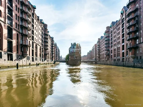 Passagiers genieten van wijn op het buitendek van een havenrondvaart in Hamburg