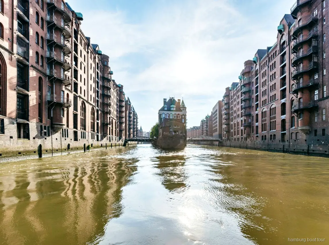 Passagiers genieten van wijn op het buitendek van een havenrondvaart in Hamburg