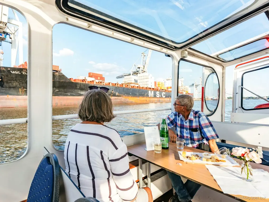 Verwarmde salon aan boord van de wijn en kaas boottocht in Hamburg