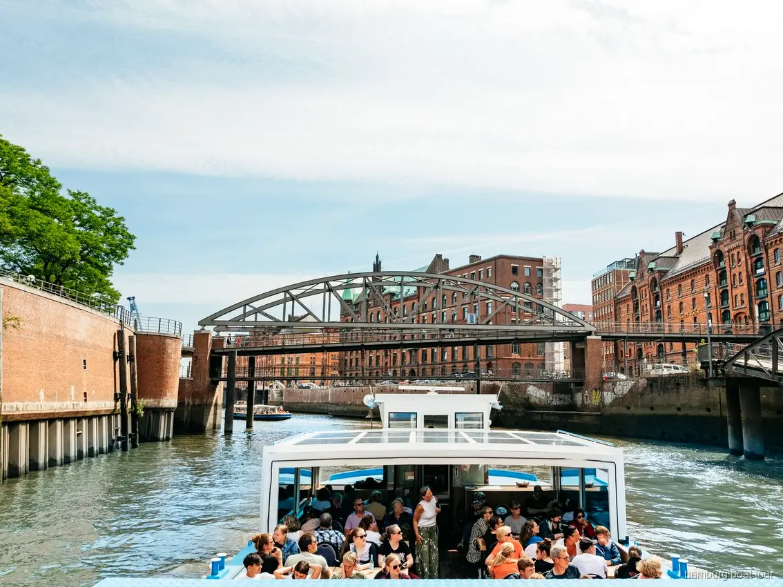 Fartyg som passerar genom slussarna i Hamburgs hamn på XXL-hamnrundturen