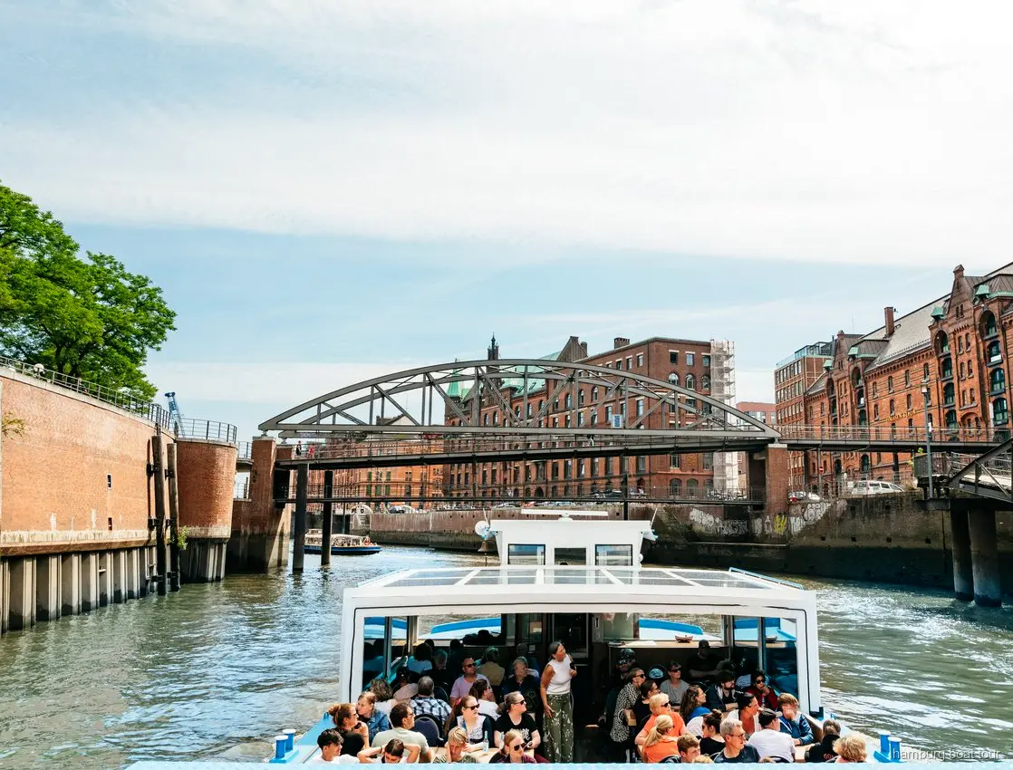 Schip vaart door de sluizen van de haven van Hamburg tijdens de XXL tocht