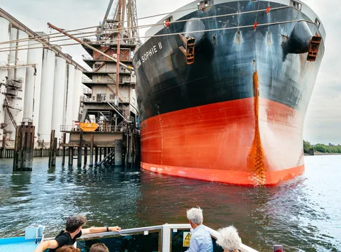 Containerschepen in de haven van Hamburg gezien tijdens de XXL havenrondvaart