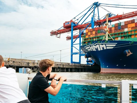 Elbphilharmonie gezien vanaf het water tijdens de XXL havenrondvaart Hamburg