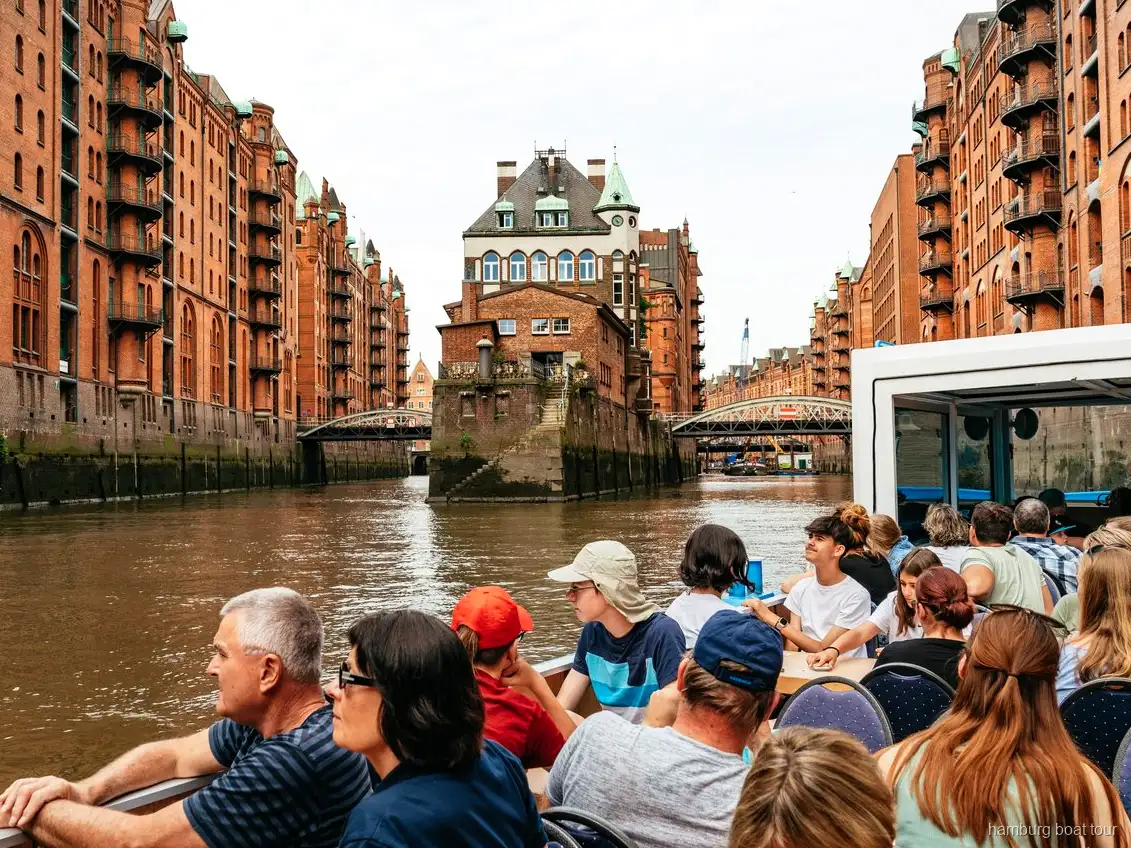 Grachten van Speicherstadt tijdens de XXL havenrondvaart van 2 uur in Hamburg