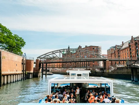 Skib i Hamborg havns sluser på XXL havnerundfarten
